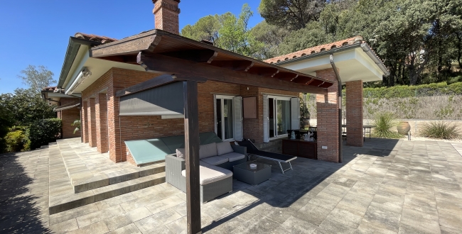 CASA UNIFAMILIAR AMB HABITATGE EN UNA SOLA PLANTA, PRIVACITAT I VISTES A LA ZONA DE PALAU - GIRONA