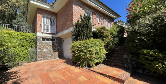 CASA UNIFAMILIAR AMB HABITATGE EN UNA SOLA PLANTA, PRIVACITAT I VISTES A LA ZONA DE PALAU - GIRONA