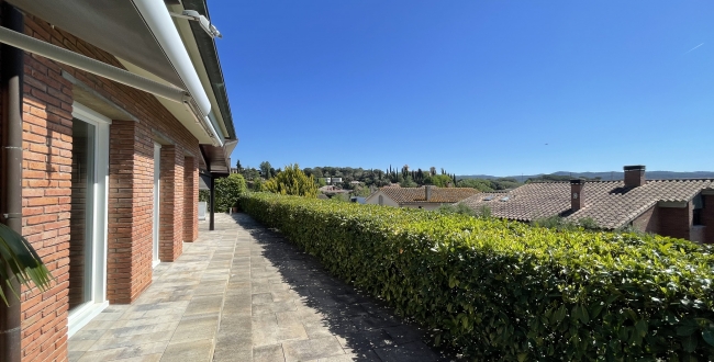 CASA UNIFAMILIAR AMB HABITATGE EN UNA SOLA PLANTA, PRIVACITAT I VISTES A LA ZONA DE PALAU - GIRONA