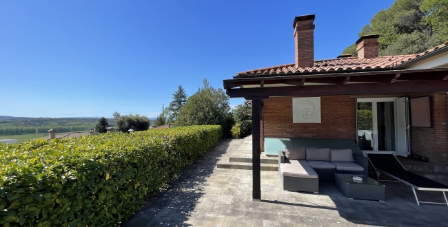 CASA UNIFAMILIAR AMB HABITATGE EN UNA SOLA PLANTA, PRIVACITAT I VISTES A LA ZONA DE PALAU - GIRONA
