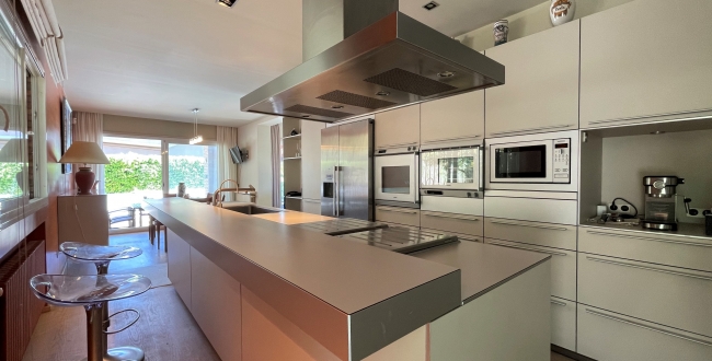 CASA UNIFAMILIAR AMB HABITATGE EN UNA SOLA PLANTA, PRIVACITAT I VISTES A LA ZONA DE PALAU - GIRONA