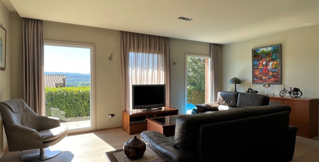 CASA UNIFAMILIAR AMB HABITATGE EN UNA SOLA PLANTA, PRIVACITAT I VISTES A LA ZONA DE PALAU - GIRONA