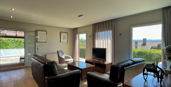 CASA UNIFAMILIAR AMB HABITATGE EN UNA SOLA PLANTA, PRIVACITAT I VISTES A LA ZONA DE PALAU - GIRONA