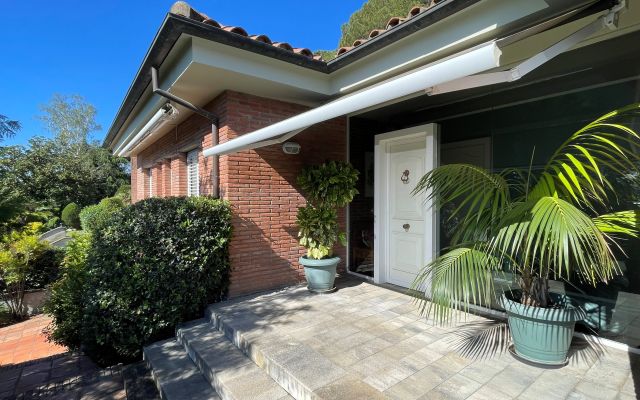 CASA UNIFAMILIAR AMB HABITATGE EN UNA SOLA PLANTA, PRIVACITAT I VISTES A LA ZONA DE PALAU - GIRONA