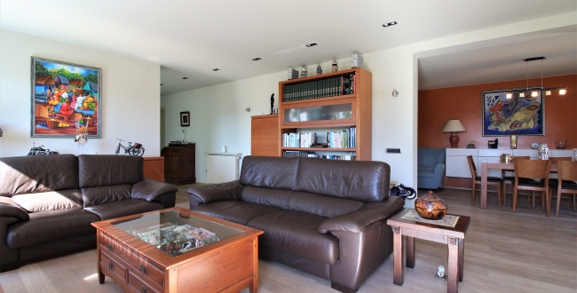 CASA UNIFAMILIAR AMB HABITATGE EN UNA SOLA PLANTA, PRIVACITAT I VISTES A LA ZONA DE PALAU - GIRONA