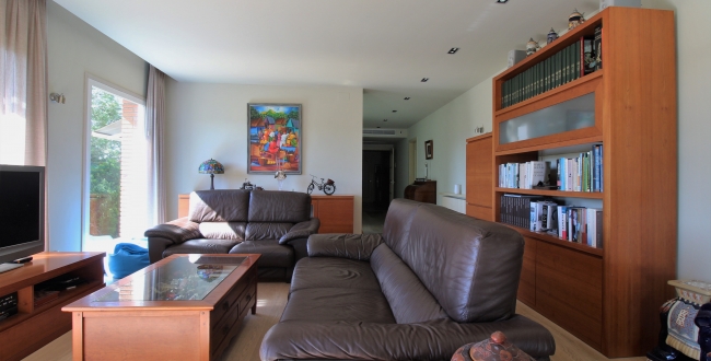 CASA UNIFAMILIAR AMB HABITATGE EN UNA SOLA PLANTA, PRIVACITAT I VISTES A LA ZONA DE PALAU - GIRONA