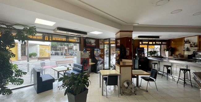 LOCAL CANTONER AMB SORTIDA DE FUMS I TERRASSA EXTERIOR