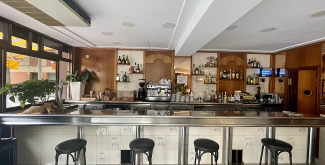 LOCAL CANTONER AMB SORTIDA DE FUMS I TERRASSA EXTERIOR