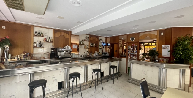 LOCAL CANTONER AMB SORTIDA DE FUMS I TERRASSA EXTERIOR