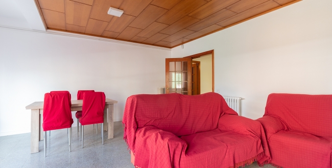 PIS AMB 4 HABITACIONS DOBLES I MENJADOR AMPLI AMB LLAR DE FOC A ST. NARCIS - GIRONA