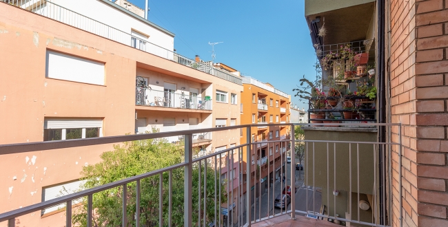 PIS AMB 4 HABITACIONS DOBLES I MENJADOR AMPLI AMB LLAR DE FOC A ST. NARCIS - GIRONA