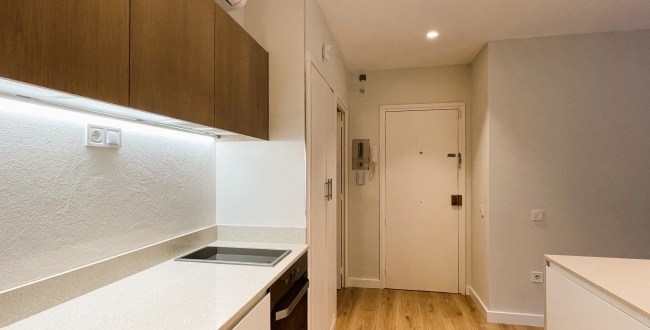 PIS D'1 HABITACIÓ, CUINA I MENJADOR CONCEPTE MODERN, AMB PATI INTERIOR. RECENT  REFORMAT AMB MOBLES I ELECTRODOMÈSTICS AL BARRI VELL DE GIRONA. LLOGUER DE TEMPORDADA 