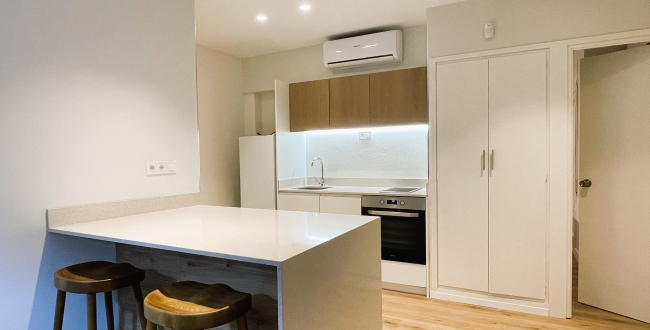 PIS D'1 HABITACIÓ, CUINA I MENJADOR CONCEPTE MODERN, AMB PATI INTERIOR. RECENT  REFORMAT AMB MOBLES I ELECTRODOMÈSTICS AL BARRI VELL DE GIRONA. LLOGUER DE TEMPORDADA 