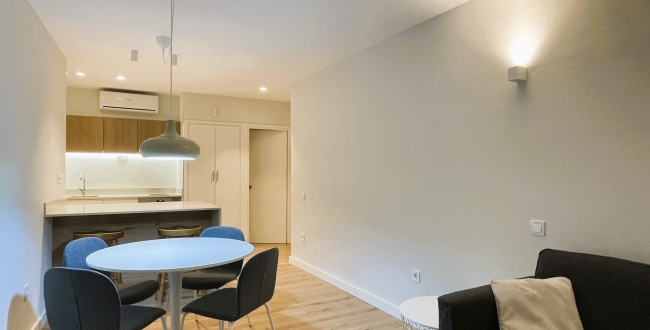 PIS D'1 HABITACIÓ, CUINA I MENJADOR CONCEPTE MODERN, AMB PATI INTERIOR. RECENT  REFORMAT AMB MOBLES I ELECTRODOMÈSTICS AL BARRI VELL DE GIRONA. LLOGUER DE TEMPORDADA 