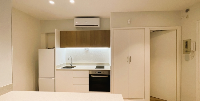 PIS D'1 HABITACIÓ, CUINA I MENJADOR CONCEPTE MODERN, AMB PATI INTERIOR. RECENT  REFORMAT AMB MOBLES I ELECTRODOMÈSTICS AL BARRI VELL DE GIRONA. LLOGUER DE TEMPORDADA 