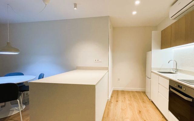 PIS D'1 HABITACIÓ, CUINA I MENJADOR CONCEPTE MODERN, AMB PATI INTERIOR. RECENT  REFORMAT AMB MOBLES I ELECTRODOMÈSTICS AL BARRI VELL DE GIRONA. LLOGUER DE TEMPORDADA 