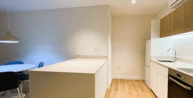 PIS D'1 HABITACIÓ, CUINA I MENJADOR CONCEPTE MODERN, AMB PATI INTERIOR. RECENT  REFORMAT AMB MOBLES I ELECTRODOMÈSTICS AL BARRI VELL DE GIRONA. LLOGUER DE TEMPORDADA 