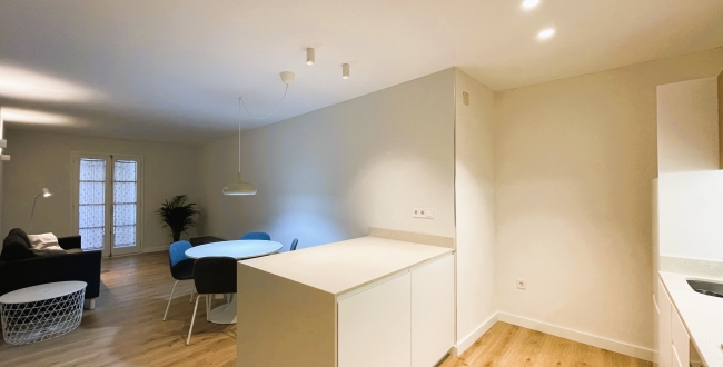 PIS D'1 HABITACIÓ, CUINA I MENJADOR CONCEPTE MODERN, AMB PATI INTERIOR. RECENT  REFORMAT AMB MOBLES I ELECTRODOMÈSTICS AL BARRI VELL DE GIRONA. LLOGUER DE TEMPORDADA 