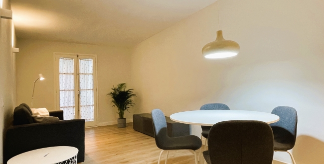 PIS D'1 HABITACIÓ, CUINA I MENJADOR CONCEPTE MODERN, AMB PATI INTERIOR. RECENT  REFORMAT AMB MOBLES I ELECTRODOMÈSTICS AL BARRI VELL DE GIRONA. LLOGUER DE TEMPORDADA 