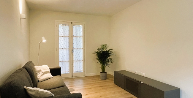 PIS D'1 HABITACIÓ, CUINA I MENJADOR CONCEPTE MODERN, AMB PATI INTERIOR. RECENT  REFORMAT AMB MOBLES I ELECTRODOMÈSTICS AL BARRI VELL DE GIRONA. LLOGUER DE TEMPORDADA 