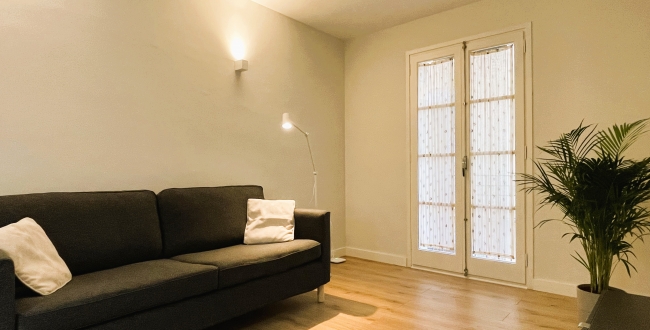 PIS D'1 HABITACIÓ, CUINA I MENJADOR CONCEPTE MODERN, AMB PATI INTERIOR. RECENT  REFORMAT AMB MOBLES I ELECTRODOMÈSTICS AL BARRI VELL DE GIRONA. LLOGUER DE TEMPORDADA 