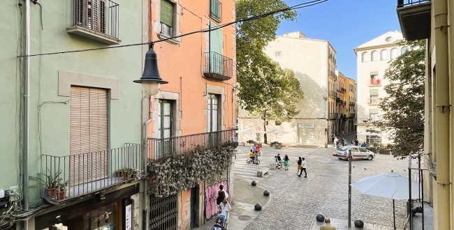 PIS D'1 HABITACIÓ, CUINA I MENJADOR CONCEPTE MODERN, AMB PATI INTERIOR. RECENT  REFORMAT AMB MOBLES I ELECTRODOMÈSTICS AL BARRI VELL DE GIRONA. LLOGUER DE TEMPORDADA 