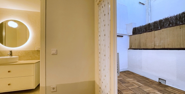 PIS D'1 HABITACIÓ, CUINA I MENJADOR CONCEPTE MODERN, AMB PATI INTERIOR. RECENT  REFORMAT AMB MOBLES I ELECTRODOMÈSTICS AL BARRI VELL DE GIRONA. LLOGUER DE TEMPORDADA 