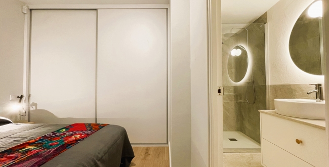 PIS D'1 HABITACIÓ, CUINA I MENJADOR CONCEPTE MODERN, AMB PATI INTERIOR. RECENT  REFORMAT AMB MOBLES I ELECTRODOMÈSTICS AL BARRI VELL DE GIRONA. LLOGUER DE TEMPORDADA 