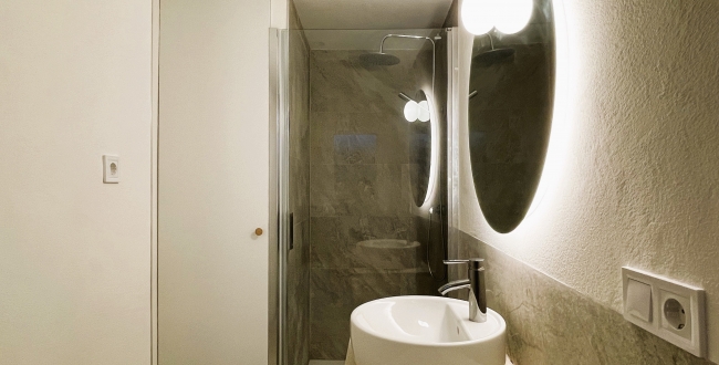 PIS D'1 HABITACIÓ, CUINA I MENJADOR CONCEPTE MODERN, AMB PATI INTERIOR. RECENT  REFORMAT AMB MOBLES I ELECTRODOMÈSTICS AL BARRI VELL DE GIRONA. LLOGUER DE TEMPORDADA 