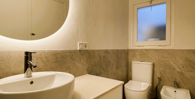 PIS D'1 HABITACIÓ, CUINA I MENJADOR CONCEPTE MODERN, AMB PATI INTERIOR. RECENT  REFORMAT AMB MOBLES I ELECTRODOMÈSTICS AL BARRI VELL DE GIRONA. LLOGUER DE TEMPORDADA 