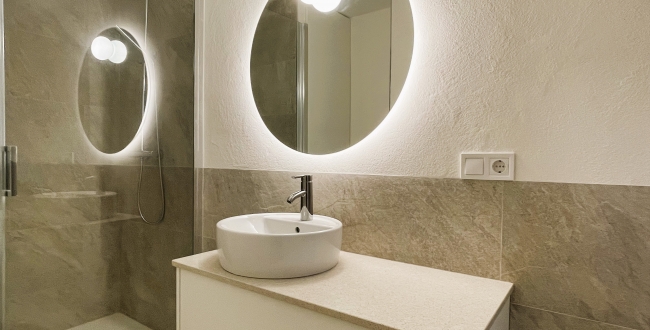 PIS D'1 HABITACIÓ, CUINA I MENJADOR CONCEPTE MODERN, AMB PATI INTERIOR. RECENT  REFORMAT AMB MOBLES I ELECTRODOMÈSTICS AL BARRI VELL DE GIRONA. LLOGUER DE TEMPORDADA 