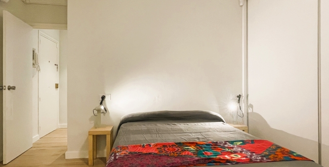 PIS D'1 HABITACIÓ, CUINA I MENJADOR CONCEPTE MODERN, AMB PATI INTERIOR. RECENT  REFORMAT AMB MOBLES I ELECTRODOMÈSTICS AL BARRI VELL DE GIRONA. LLOGUER DE TEMPORDADA 