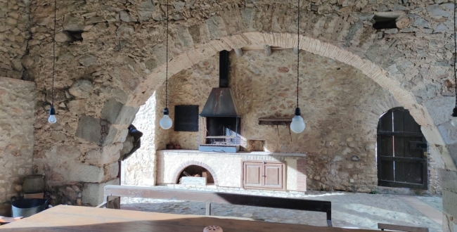 MASIA ORIGINÀRIA DEL SEGLE XIV - XV EN PERFECTE ESTAT DE CONSERVACIÓ A VILADAMAT