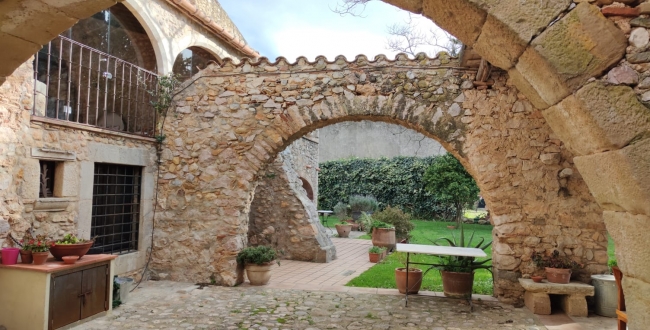 MASIA ORIGINÀRIA DEL SEGLE XIV - XV EN PERFECTE ESTAT DE CONSERVACIÓ A VILADAMAT