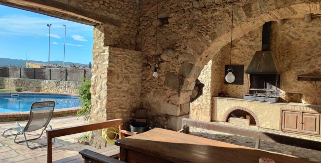 MASIA ORIGINÀRIA DEL SEGLE XIV - XV EN PERFECTE ESTAT DE CONSERVACIÓ A VILADAMAT