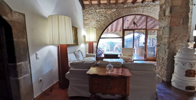 MASIA ORIGINÀRIA DEL SEGLE XIV - XV EN PERFECTE ESTAT DE CONSERVACIÓ A VILADAMAT