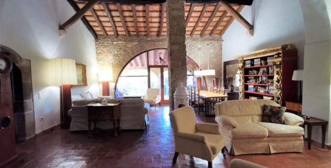 MASIA ORIGINÀRIA DEL SEGLE XIV - XV EN PERFECTE ESTAT DE CONSERVACIÓ A VILADAMAT