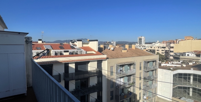 ÀTIC DE GRANS DIMENSIONS I AMB TERRASSES A L'EIXAMPLE NORD GIRONA