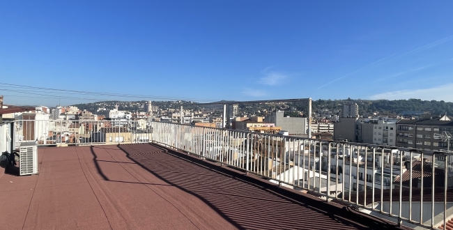 ÀTIC DE GRANS DIMENSIONS I AMB TERRASSES A L'EIXAMPLE NORD GIRONA