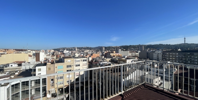 ÀTIC DE GRANS DIMENSIONS I AMB TERRASSES A L'EIXAMPLE NORD GIRONA