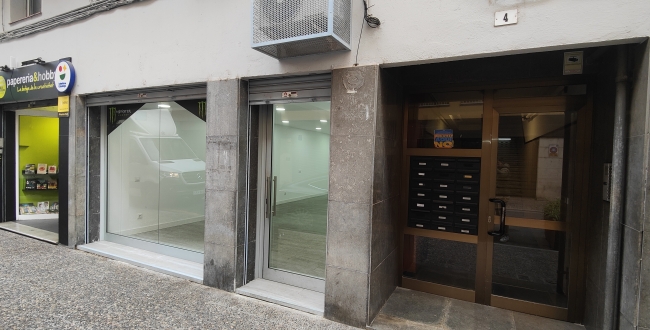 LOCAL COMERCIAL REFORMAT EN VENDA A ST. NARCIS - GIRONA