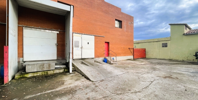 NAU INDUSTRIAL AMB MOLLS DE CARGA EN VENDA A MAS XIRGU - GIRONA