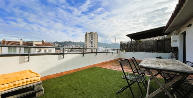 ÀTIC REFORMAT D'1 HABITACIÓ I TERRASSA A L'EIXAMPLE NORD DE GIRONA - LLOGUER DE TEMPORADA