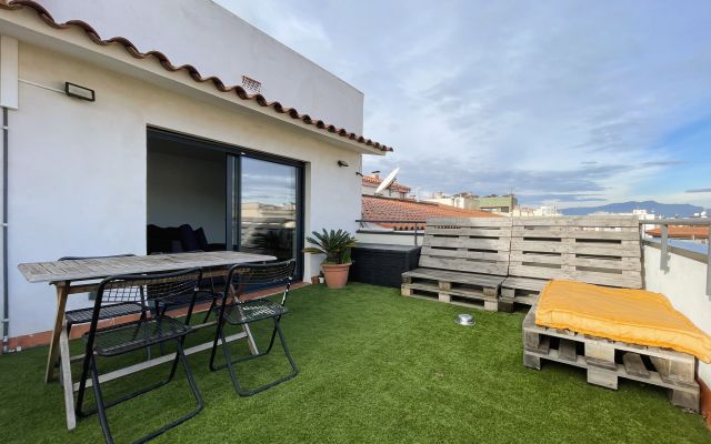 ÀTIC REFORMAT D'1 HABITACIÓ I TERRASSA A L'EIXAMPLE NORD DE GIRONA - LLOGUER DE TEMPORADA