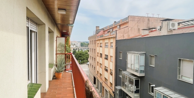 PIS ESPAIÒS DE 4 HABITACIONS AMB PQ I TRASTER A GIRONA