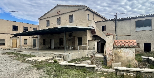 FINCA CATALOGADA COM A MASIA I INSTAL·LACIÓ RURAL AMB 10 HA DE TERRENY A BESCANÓ - GIRONA