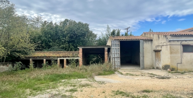 FINCA CATALOGADA COM A MASIA I INSTAL·LACIÓ RURAL AMB 10 HA DE TERRENY A BESCANÓ - GIRONA