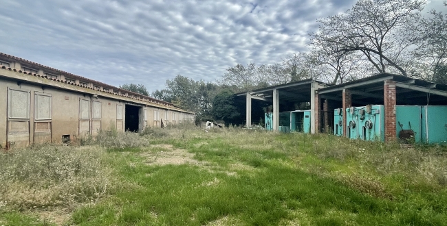 FINCA CATALOGADA COM A MASIA I INSTAL·LACIÓ RURAL AMB 10 HA DE TERRENY A BESCANÓ - GIRONA