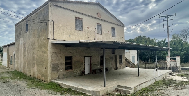 FINCA CATALOGADA COM A MASIA I INSTAL·LACIÓ RURAL AMB 10 HA DE TERRENY A BESCANÓ - GIRONA