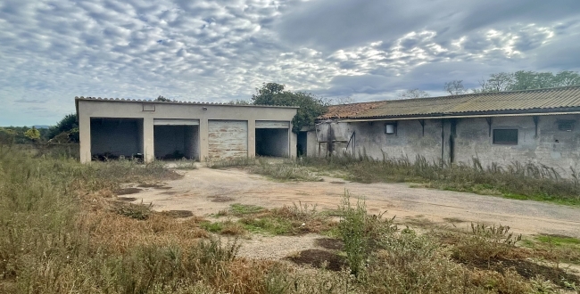 FINCA CATALOGADA COM A MASIA I INSTAL·LACIÓ RURAL AMB 10 HA DE TERRENY A BESCANÓ - GIRONA